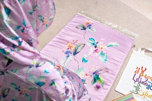 طقم صلاة مكون من سجادة وشرشف صلاة ستان مغاط ومسبحة