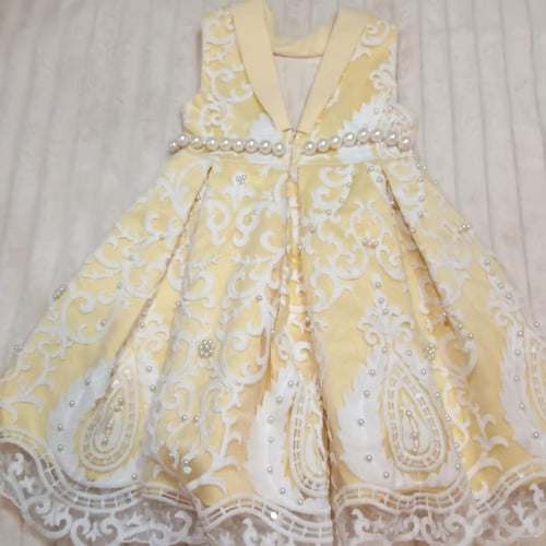 فستان اصفر مطرز مع حبات لولو