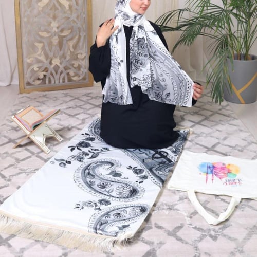 طقم صلاة مكون من سجادة وشرشف صلاة ومسبحة وشنطه خفي...