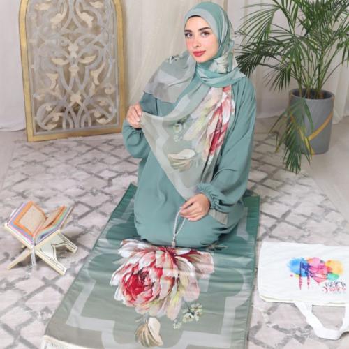 طقم صلاة مكون من سجادة وشرشف صلاة ومسبحة وشنطه خفي...