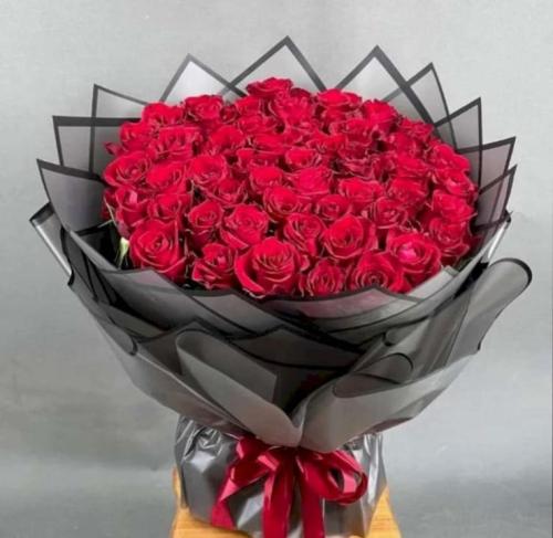 بوكيه ورد احمر بتغليف اسود شفاف
