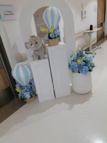 قوس وطاولات