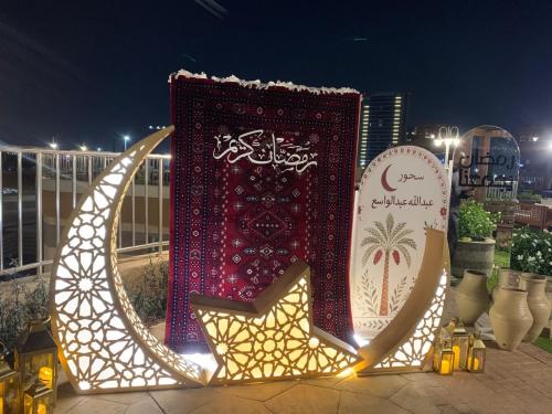 السجاد الاحمر وطقم الهلال