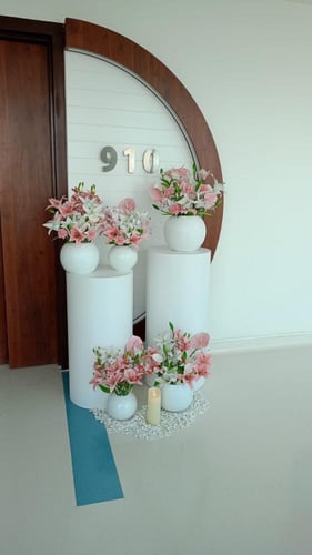 طاولات اسطوانية واحواض ورد