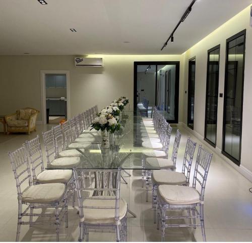 طاولة طعام قزاز مع الكراسي