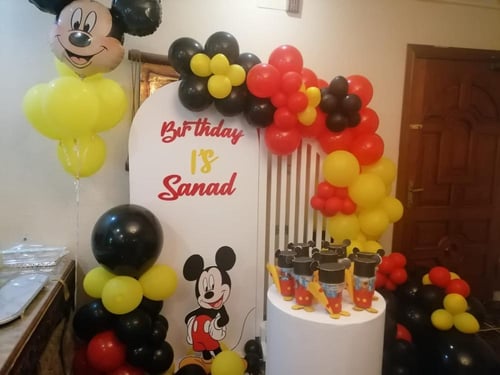 خلفية مع شخصية كرتونية