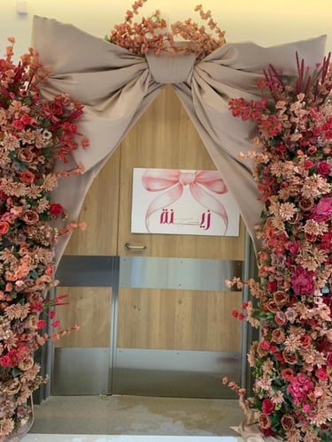 بوابة استقبال ورد وفيونكه ضخمة