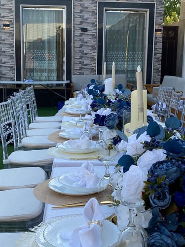 طاولة طعام بالمفرش مع الكراسي