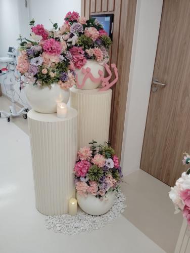 طاولات اسطوانية واحواض ورد