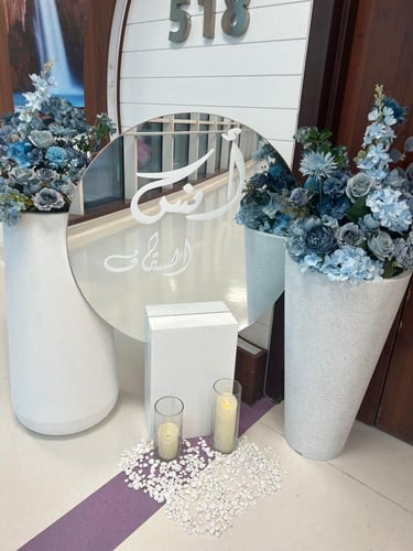 مرايا دائرة مع مراكن الورد