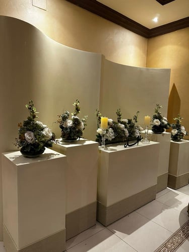 خلفيات متعرجة مع الطاولات بالحبال