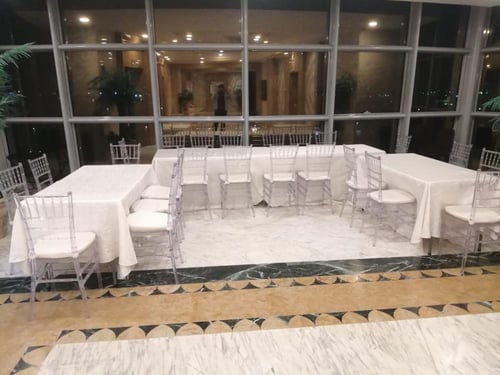 طاولة طعام بالمفرش