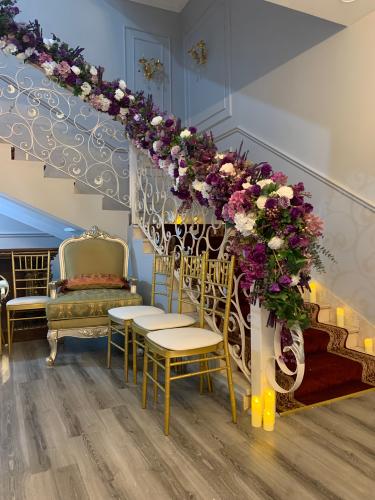 تزين درج بالورد الصناعي