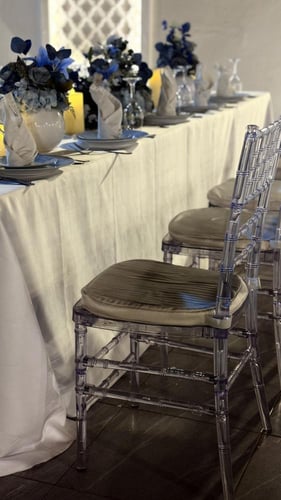 طاولة طعام بالمفرش