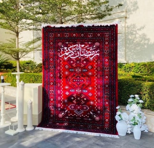 السجاد الاحمر وطقم الهلال