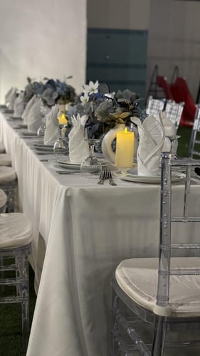 طاولة طعام بالمفرش مع الكراسي