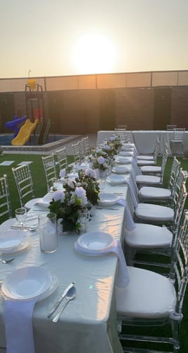 طاولة طعام بالمفرش مع الكراسي