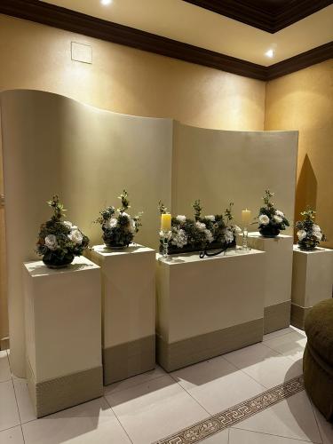 خلفيات متعرجة مع الطاولات بالحبال