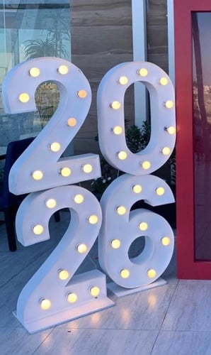 مجسم 2025 صغير مع البالونات