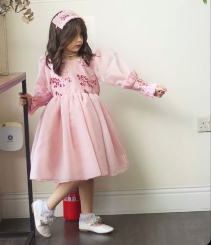 فستان أنيق مطرز بالورد