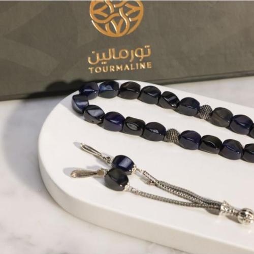 مسبحة جميلة وثقيلة مستطيلة الشكل، لونها أسود مع بع...