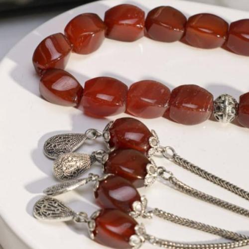 مسبحة جميلة مستطيلة الشكل لونها عنابي