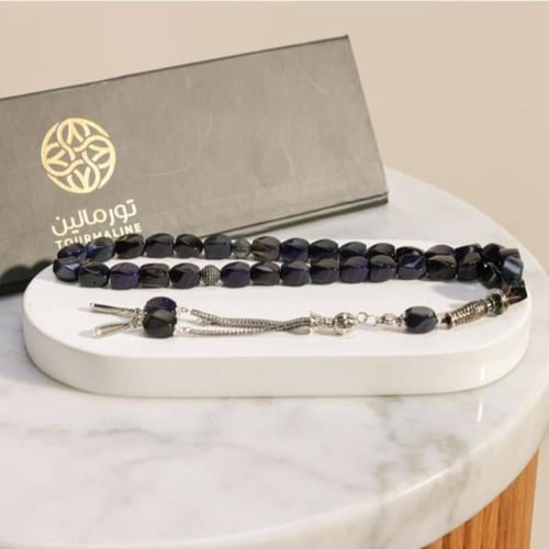 مسبحة جميلة وثقيلة مستطيلة الشكل، لونها أسود مع بع...