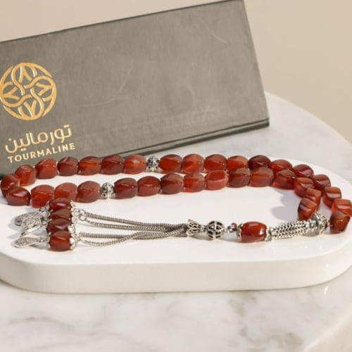 مسبحة جميلة مستطيلة الشكل لونها عنابي