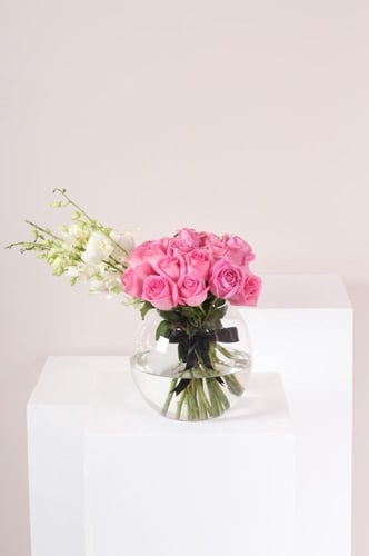 باقه ورد على فازه دائريه