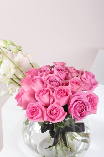 باقه ورد على فازه دائريه