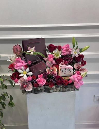 حلق من اقنر مع كيك وتنسيق ورد