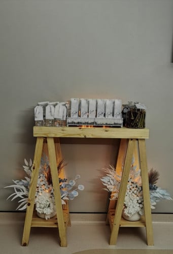 ستاند خشب مع توزيعات وفازتين