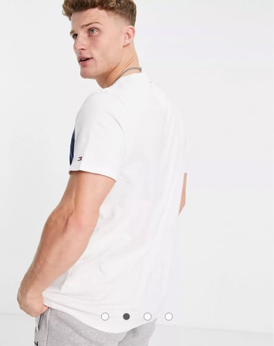 تيشرت من تومي هيليفيغر