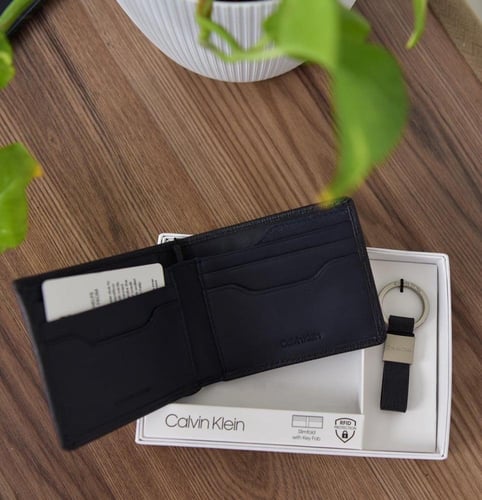 طقم كالفن كلاين ( محفظه - ميداليه )