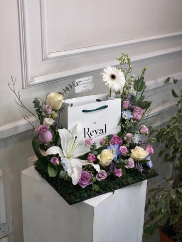 تنسيق الهديه على ستاند اسود