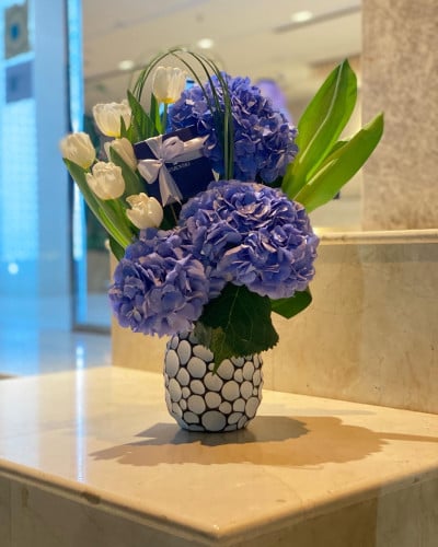 مجموعه من الورود المستوردة على فازه