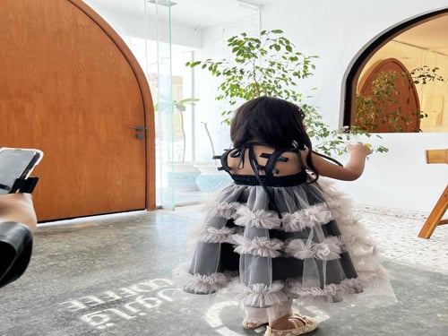 فستان اسود مع التل