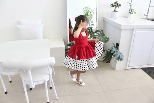 الفستان الأحمر