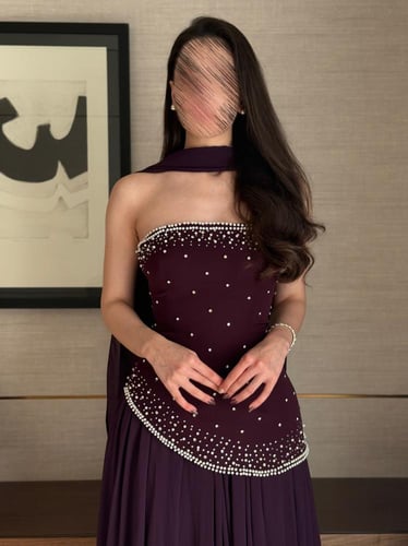 فستان سهرة بتوب مطرز وقصة بيبلوم وتنورة كلوش شيفون