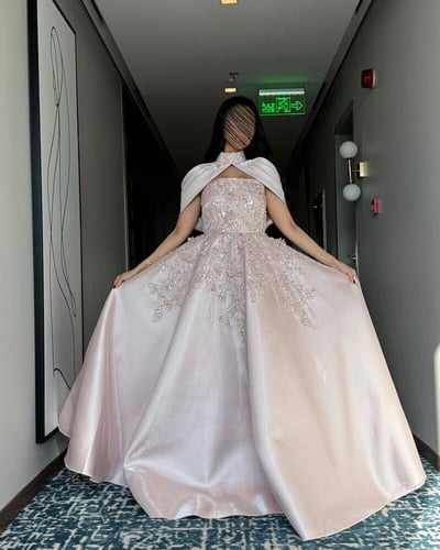 فستان سهرة وردي فخم بتصميم أنيق