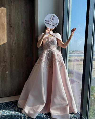 فستان سهرة وردي فخم بتصميم أنيق