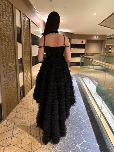 فستان أسود بتنورة قصيرة مزركشة وفتحة صدر مطرزة مع...