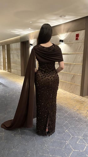 فستان سهرة طويل مطرز ، بني مع وشاح درامي منسدل