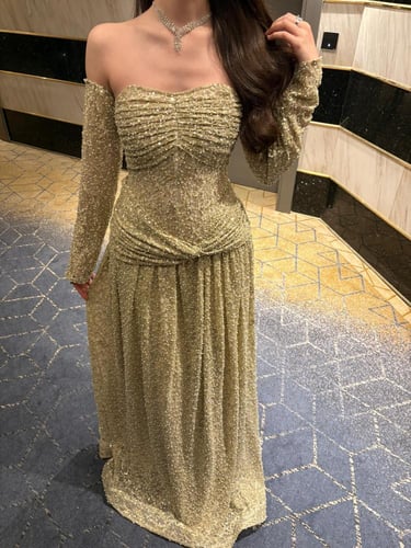 فستان سهرة طويل بلون الذهبي اللامع بأكمام طويلة وم...