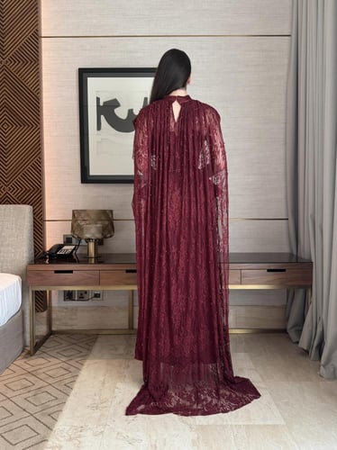 فستان سهرة يتميز بالدانتيل الكثيف، وقصة البيبلوم ا...