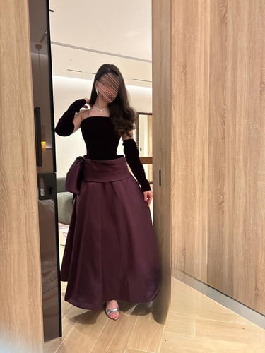 فستان مخمل عودي بأكمام منفصله