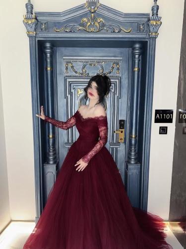 فستان دانتيل احمر أنيق بتصميم فريد