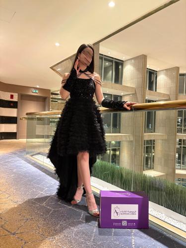 فستان أسود بتنورة قصيرة مزركشة وفتحة صدر مطرزة مع...