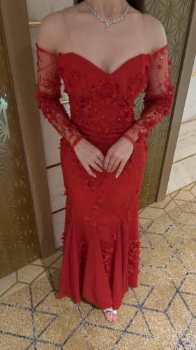 فستان سهرة أحمر بقصة ذيل سمكة - تطريز زهور بارزة و...