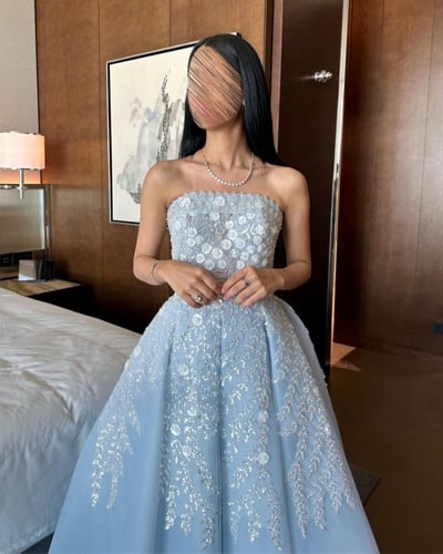 فستان رزان عبدالله السماوي مزين بالورود